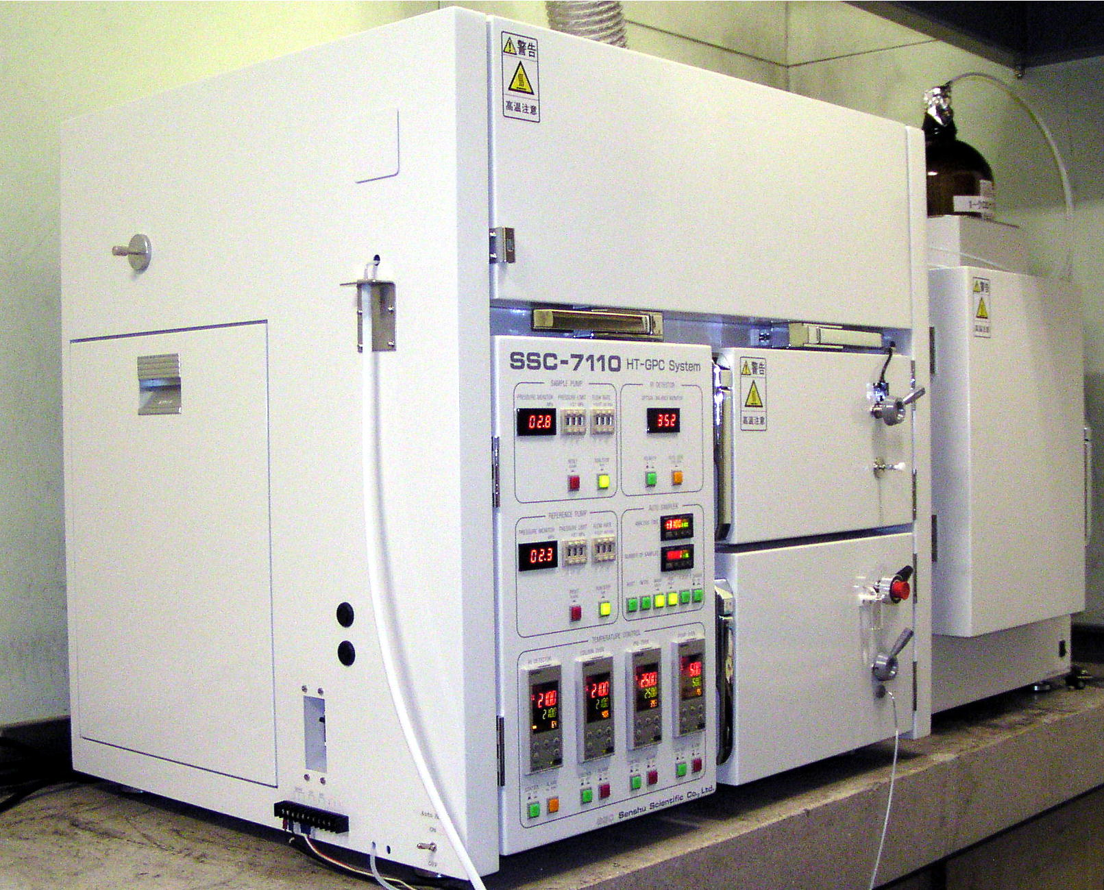 【図1】装置の写真
※現在はHLC-8321GPC/HT(東ソー製)を使用
